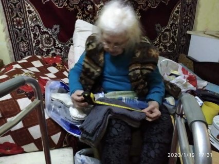 Одесская бабушка в 86 лет вяжет носки для бездомных