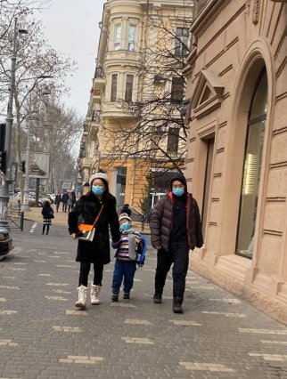 В Одессе китайцы стали ходить по улицам в медицинских масках
