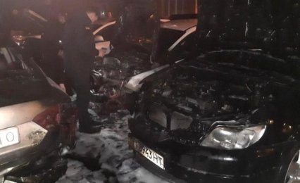 В Одессе ночью загорелись сразу четыре авто