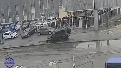 В Одессе водитель внедорожника припарковался на тротуаре и попал колесом в яму