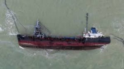 Транспортировка по частям или возобновление плавучести: водолазы выдали заключение о вариантах уборки танкера Delfi с пляжа
