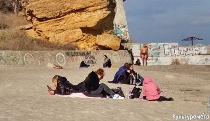 Весна в феврале: одесситы сняли пуховики и грелись на пляже (фото)