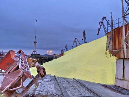 В порту Черноморск ЧП: лавина серы перевернула вагоны и засыпала причал (фото)
