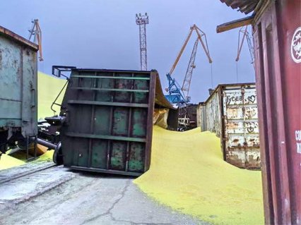 В порту Черноморск ЧП: лавина серы перевернула вагоны и засыпала причал (фото)
