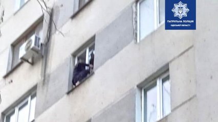 Одесские патрульные отговорили парня от прыжка из окна