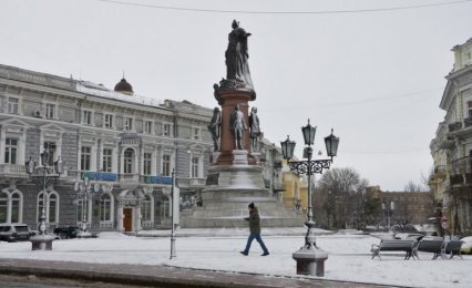 Недолгий снег в Одессе: большой фоторепортаж с улиц города