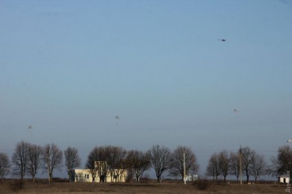 Разведчики Военной академии Одессы прыгали с парашютом и отрабатывали эвакуацию вертолетом (фото, видео)