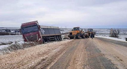 6 грузовиков и 5 автобусов пострадали из-за снежного шторма в Одесской области