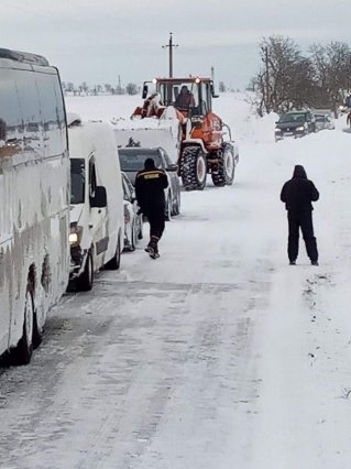 6 грузовиков и 5 автобусов пострадали из-за снежного шторма в Одесской области