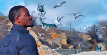 Африканский рэппер снял клип в Одессе: на кадрах затонувший танкер, парк Победы и Аркадия