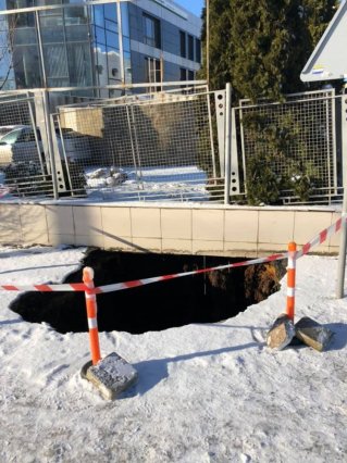 В Одессе женщина упала в трехметровый провал на тротуаре