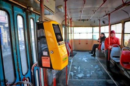 В одесском трамвае появился первый терминал оплаты проезда банковскими карточками