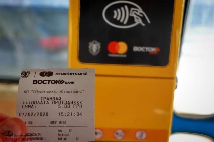 В одесском трамвае появился первый терминал оплаты проезда банковскими карточками