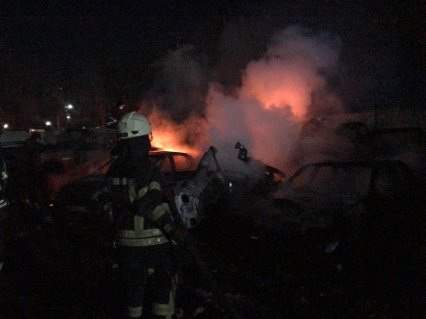 Пожар на штрафплощадке: в Одессе сгорело 20 автомобилей