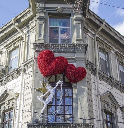 Здание бывшей гостиницы в Одессе украсила необычная скульптура (фото)