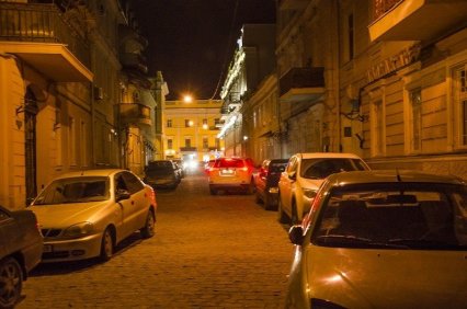 Воронцовский переулок в центре Одессы снова полон автомобилей (фото)