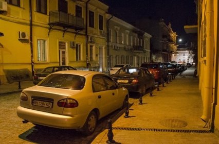 Воронцовский переулок в центре Одессы снова полон автомобилей (фото)