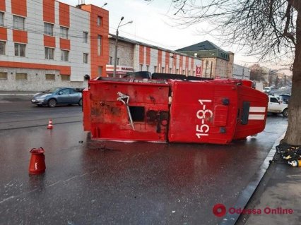 На Балковской перевернулась пожарная машина (видео)