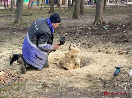 Одесский скульптор превращает пни в зверей (фото)