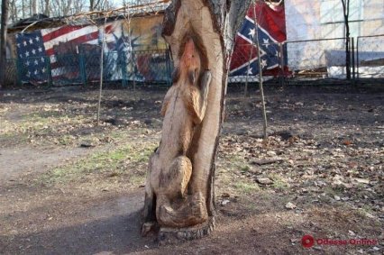 Одесский скульптор превращает пни в зверей (фото)