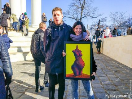 В Одессе раздали бесплатно картины художников. Акция вызвала огромный ажиотаж (фото)