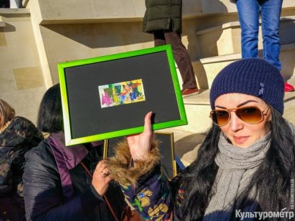 В Одессе раздали бесплатно картины художников. Акция вызвала огромный ажиотаж (фото)