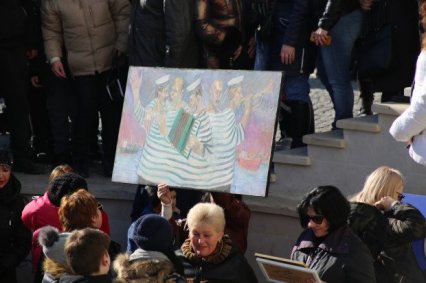 «Блины на лопате» у Воронцовской колоннады: одесситы растащили бесплатные картины еще до начала благотворительной акции
