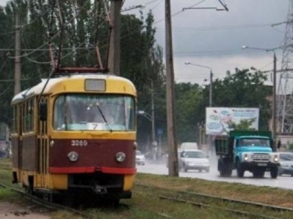 В Одессе грузовик врезался в трамвай и перекрыл движение электротранспорта