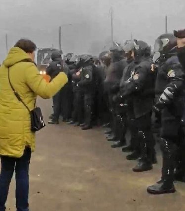 Под Полтавой начался бунт из-за эвакуированных из Китая (видео)