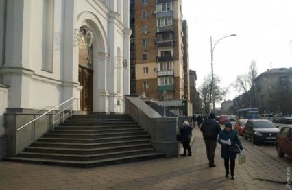 Возле собора Московского патриархата в Одессе раздавали листовки с призывом не принимать эвакуированных из Китая украинцев