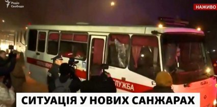 Автобусы с украинцами из Китая заехали на карантин — полиция утихомирила протестующих