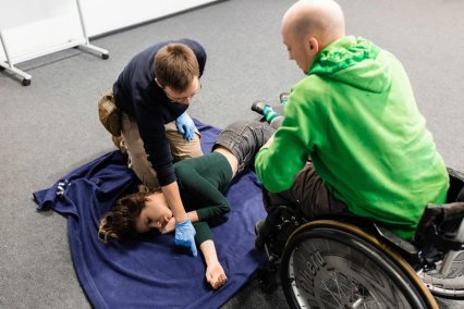 Одесситы впервые в Украине обучили первой помощи людей на инвалидных колясках