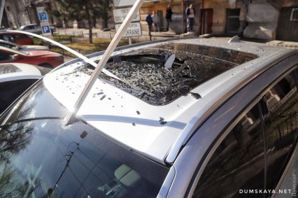 На Маразлиевской ветер сдул с крыши алюминиевые трубы: они проткнули джип