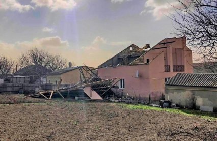 В Одесской области ветер перевернул дом и снес крышу десяткам зданий (фото)
