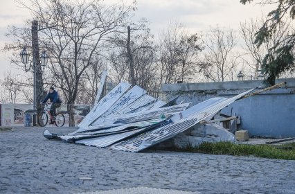 Ветер и ураган прошли, а забор так и не восстановили (фото)