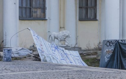 Ветер и ураган прошли, а забор так и не восстановили (фото)