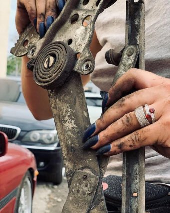 Молодая одесситка стала мастером ремонта автомобилей (видео)