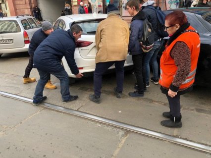 Автохам заблокировал движение трамваев возле Привоза
