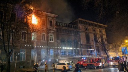 На Греческой горело старинное здание (обновляется, фото, видео)
