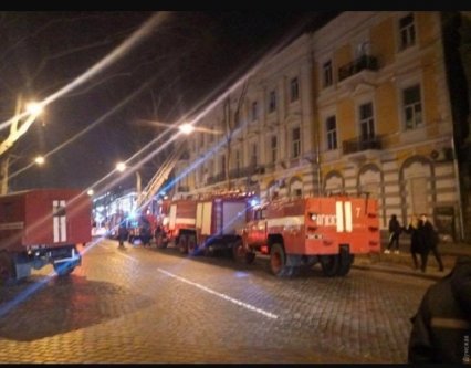 Одесса: из-за пожара на Пушкинской эвакуировали 9 жильцов дома