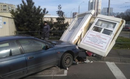 В Одессе на Таирова Toyota протаранила будку диспетчера парковки