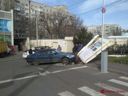 В Одессе на Таирова Toyota протаранила будку диспетчера парковки