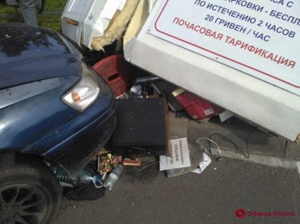 В Одессе на Таирова Toyota протаранила будку диспетчера парковки