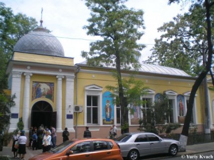 Отлученный от церкви священник устроил драку в одесском соборе ПЦУ