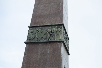 Разрушается барельеф на Памятнике неизвестному матросу в одесском парке Шевченко (фото)