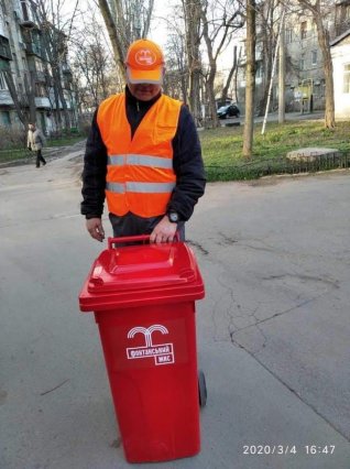 Одесским дворникам выдали новую униформу и контейнеры (фото)