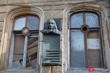 Под историческими зданиями на улице Гоголя начали срезать склон ради новой высотки