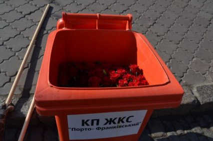 Одесские коммунальщики дарили женщинам цветы в троллейбусе и на Дерибасовской