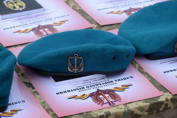 День морской пехоты Украины: воинам одесской бригады вручали «штормовые» береты, а курсантам академии — боевые ножи