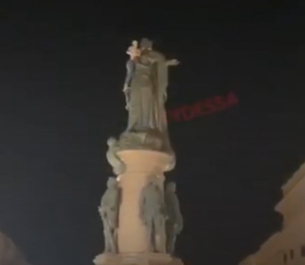 Хулиган «намылил шею» памятнику Екатерине II: монумент никто не охранял, несмотря на договор